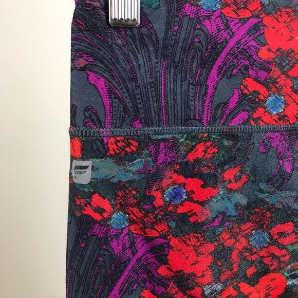 Fabletics • Salar Printed Powerhold Capri Legging - Picture 5 of 5